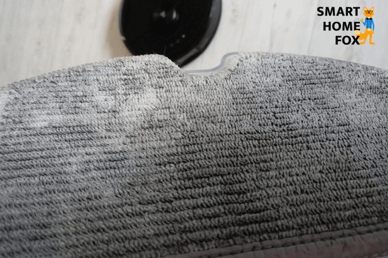 Грязная салфетка Roborock S6 MaxV после протирки квартиры.